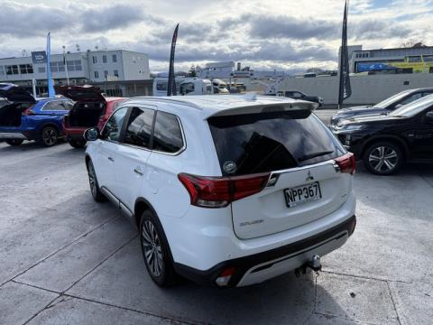 2021 Mitsubishi Outlander - Thumbnail