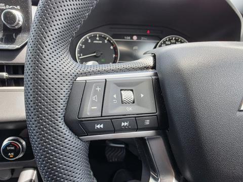 2023 Mitsubishi Outlander - Thumbnail