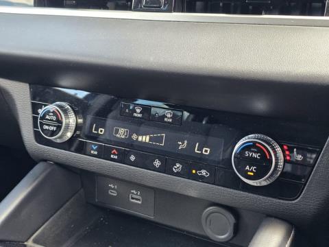 2023 Mitsubishi Outlander - Thumbnail