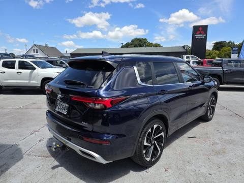 2023 Mitsubishi Outlander - Thumbnail