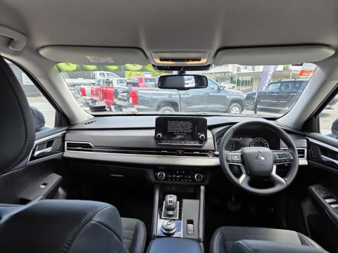 2023 Mitsubishi Outlander - Thumbnail