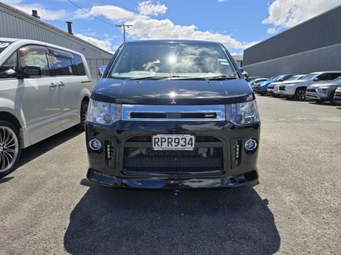 2017 Mitsubishi Delica - Thumbnail