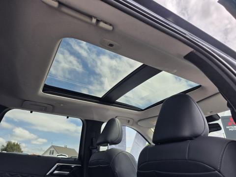 2024 Mitsubishi Outlander - Thumbnail