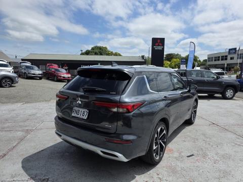 2024 Mitsubishi Outlander - Thumbnail