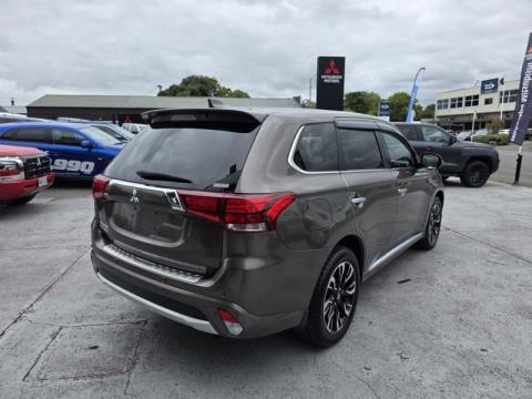 2017 Mitsubishi Outlander - Thumbnail