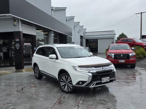 2018 Mitsubishi Outlander - Thumbnail