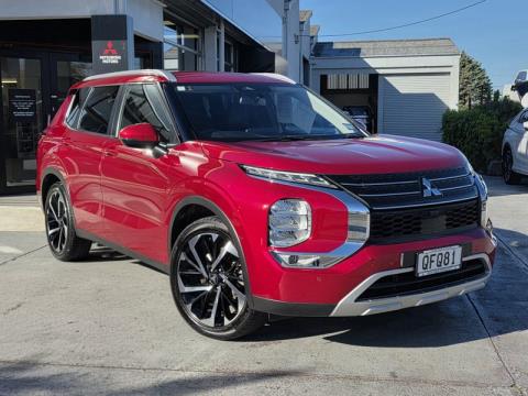 2023 Mitsubishi Outlander - Thumbnail