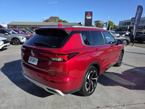 2023 Mitsubishi Outlander - Thumbnail