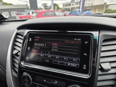 2015 Mitsubishi Pajero Sport - Thumbnail