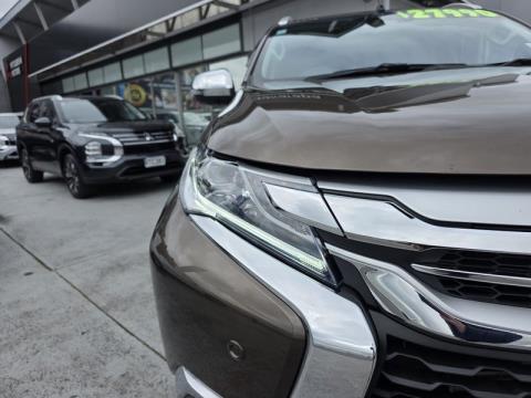 2015 Mitsubishi Pajero Sport - Thumbnail