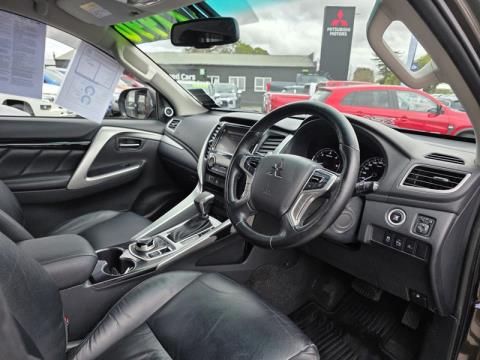 2015 Mitsubishi Pajero Sport - Thumbnail