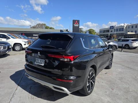 2022 Mitsubishi Outlander - Thumbnail