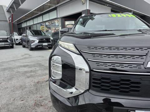 2024 Mitsubishi Outlander - Thumbnail