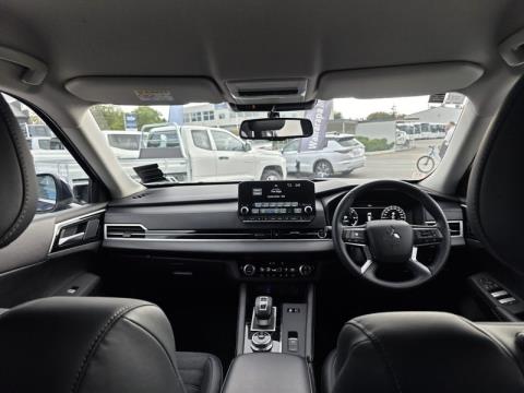 2023 Mitsubishi Outlander - Thumbnail