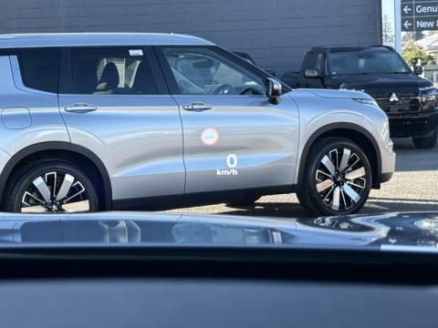 2025 Mitsubishi Outlander - Thumbnail