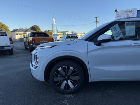 2025 Mitsubishi Outlander - Thumbnail