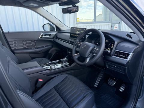 2025 Mitsubishi Outlander - Thumbnail