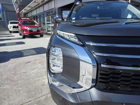 2025 Mitsubishi Outlander - Thumbnail